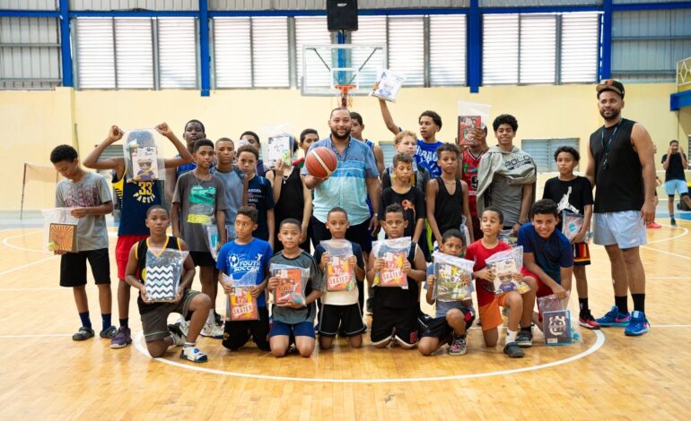 Fray Castro realiza entrega de kits escolares en el municipio de Nagua