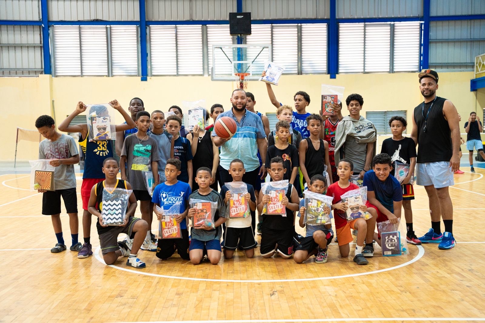 Fray Castro realiza entrega de kits escolares en el municipio de Nagua