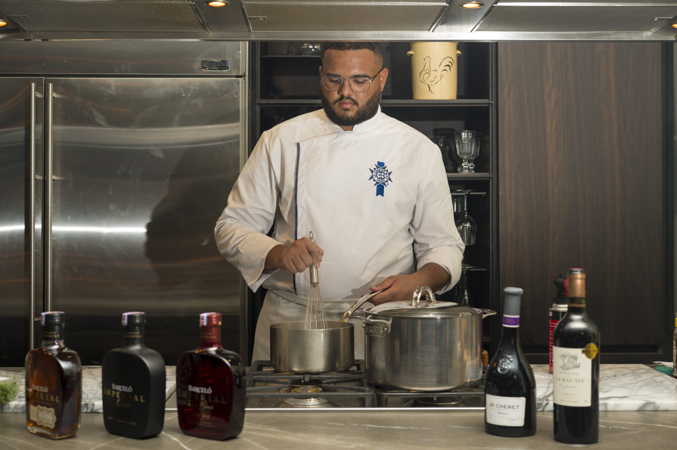 El chef Frankeli Alcántara ofrece un festín de alta cocina con corazón local
