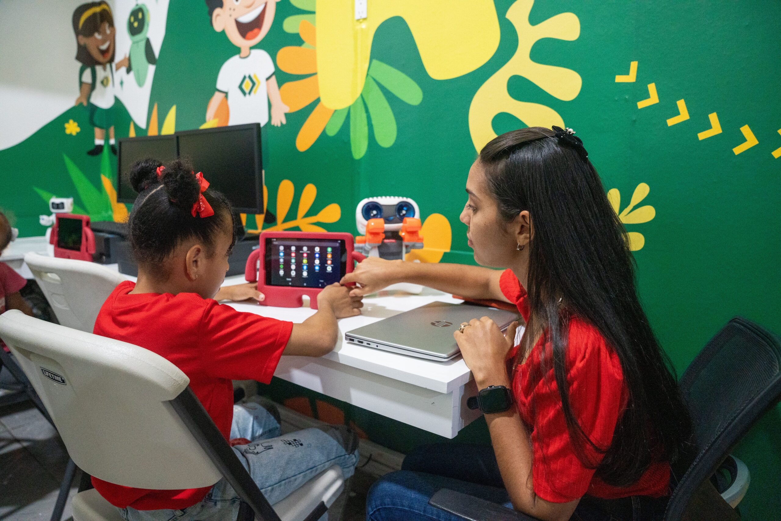 Banco Caribe dona Aula STEM a Acción Callejera en Santiago