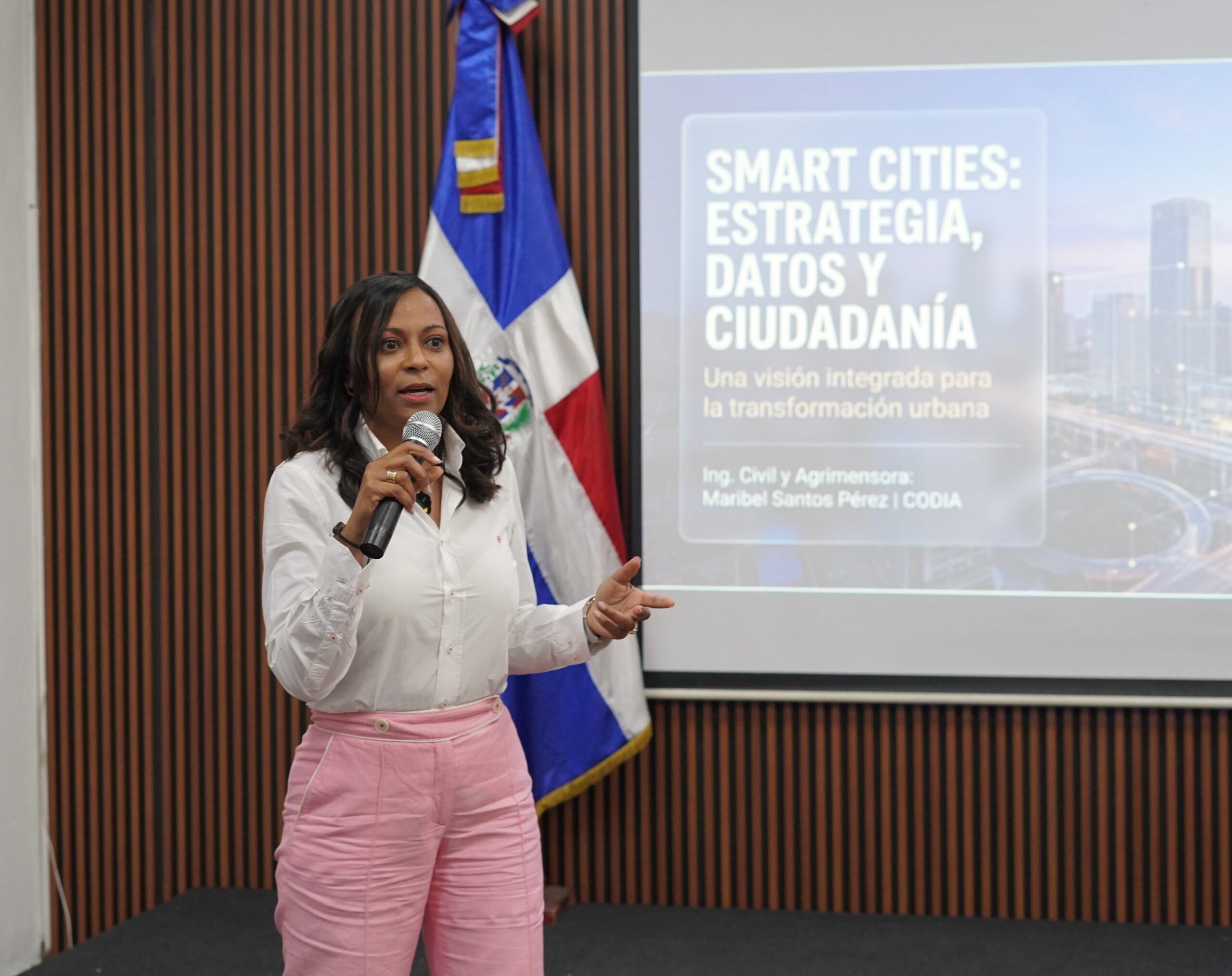 Maribel Santos propone proyectos piloto de ciudades inteligentes en RD